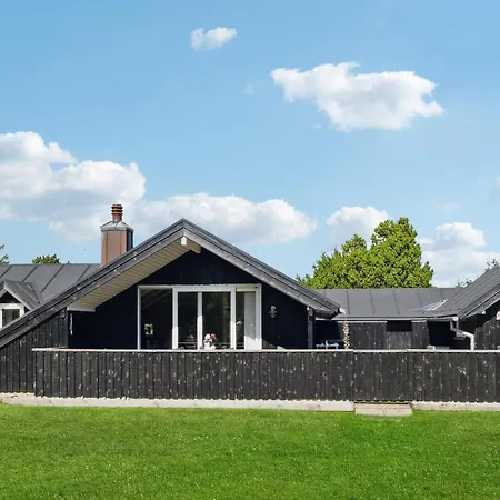 4 Bedroom Gorgeous In Holiday home